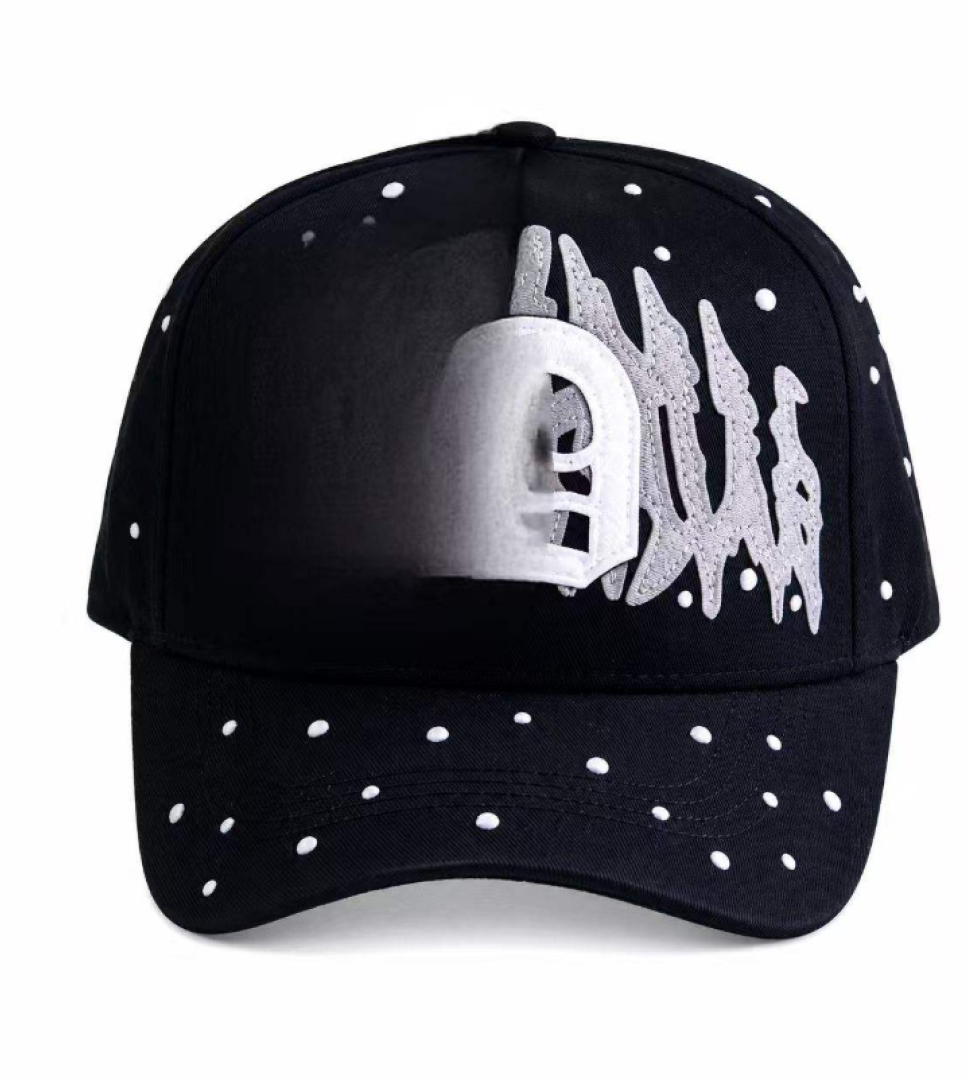 Black baseball cap, street style